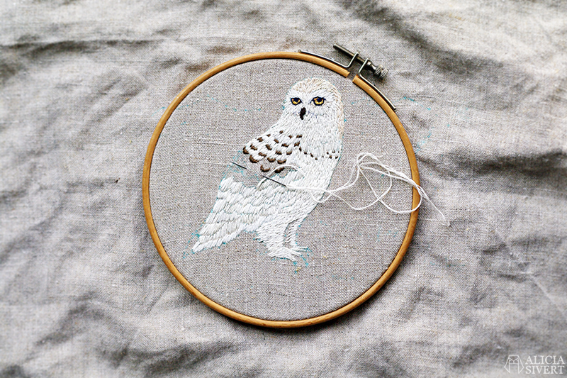 Fjälluggla, broderi av Alicia Sivertsson. / Snowy owl, embroidery by Alicia Sivertsson. aliciasivert alicia sivert sivertsson broderi broderier embroidery hand needlework fritt skapa skapande kreativitet konst textil textilkonst schattérsöm plattsöm uggla fjälluggla vit snowy owl white