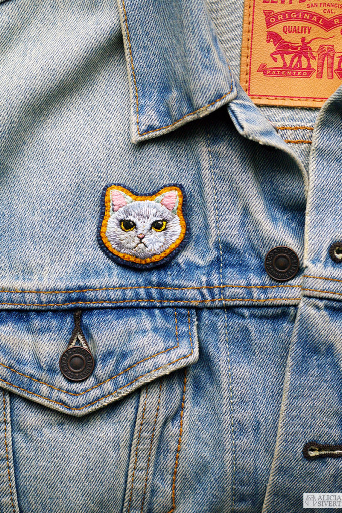 aliciasivert alicia sivert sivertsson broderi broderier embroidery hand needlework fritt skapa skapande kreativitet konst textil textilkonst schattérsöm broderad brosch embroidered brooch cat vit katt smycke accessoar accessoarer vadmal beställa beställning julklapp julklappar handgjorda handgjort hand made svensktillverkat svensktillverkad gjord i sverige made in sweden