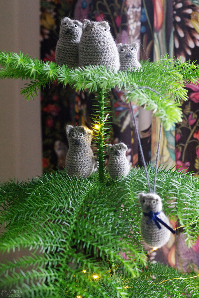 aliciasivert alicia sivert sivertsson skapa skapande kreativitet hantverk handgjort virka virkad virkat virkade vifsla vifslor vifslan katt katter grå jul julgran hänge hängen