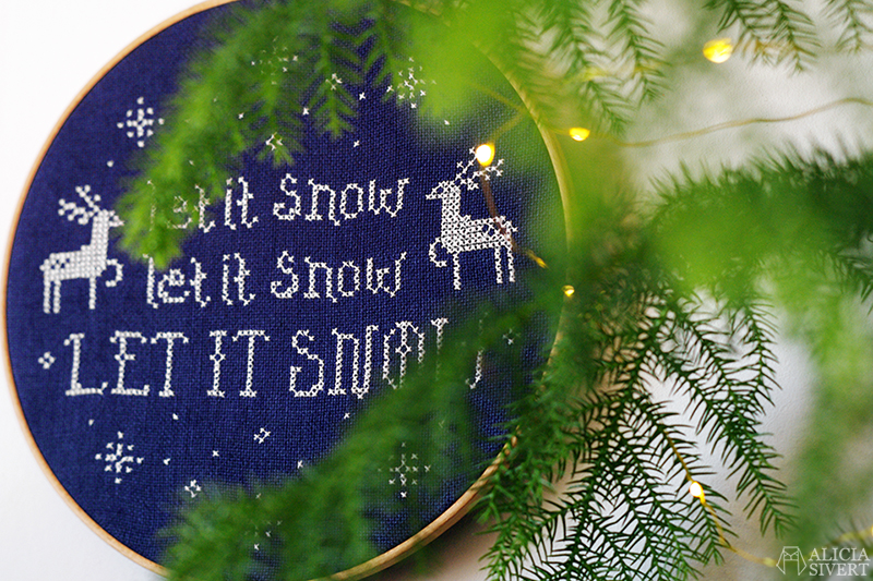 aliciasivert alicia sivert alicia sivertsson jul julklapp julbonad bonad xmas christmas broderi brodera broderad julbroderi gratis mönster korsstygn korsstygnsmönster gammaldags allmoge fritt free cross stich embroidery pattern swedish sweden sverige svenska skapa skapande kreativitet monthly makers jul 2017 julkalender julkickoff jul kick off kickoff adventskalender kalender diy do it yourself gör det själv ren renar hjort hjortar reindeer stag stags jultavla rund tavla