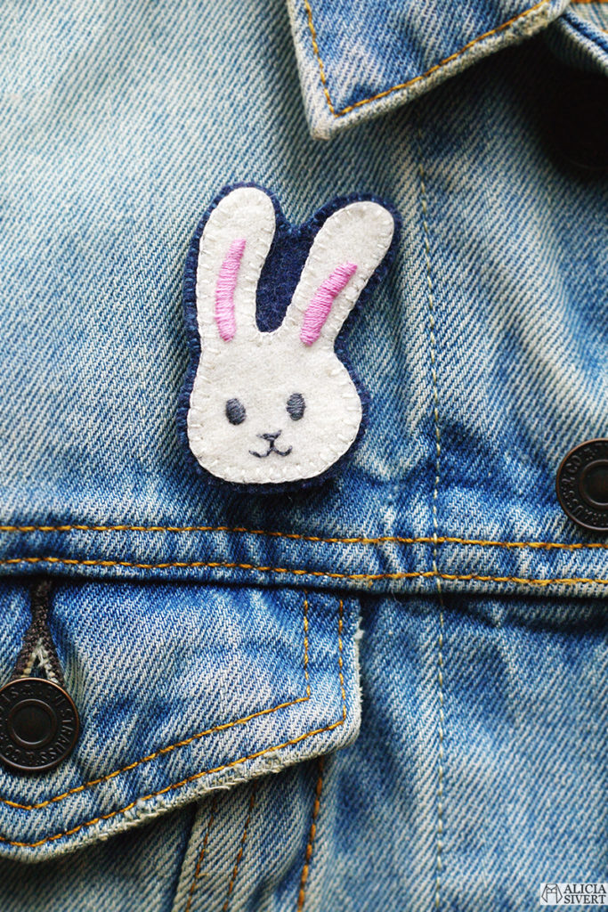 aliciasivert alicia sivert sivertsson broderi embroidery brosch brooch emoji bunny face rabbit kanin kaninemoji kaninansikte påsk easter påskpynt påskpyssel diy do it yourself gör det själv skapa skapande kreativitet outfit påskoutfit klädsel smycke accessoar handgjord handgjort handarbete