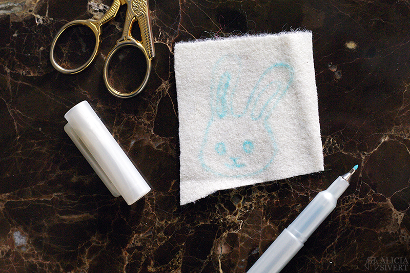 aliciasivert alicia sivert sivertsson broderi embroidery brosch brooch emoji bunny face rabbit kanin kaninemoji kaninansikte påsk easter påskpynt påskpyssel diy do it yourself gör det själv skapa skapande kreativitet outfit påskoutfit klädsel smycke accessoar handgjord handgjort handarbete