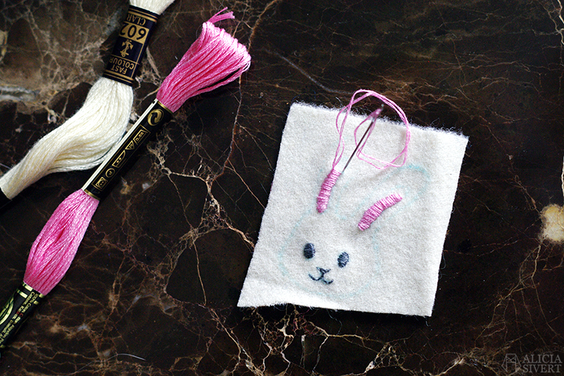 aliciasivert alicia sivert sivertsson broderi embroidery brosch brooch emoji bunny face rabbit kanin kaninemoji kaninansikte påsk easter påskpynt påskpyssel diy do it yourself gör det själv skapa skapande kreativitet outfit påskoutfit klädsel smycke accessoar handgjord handgjort handarbete