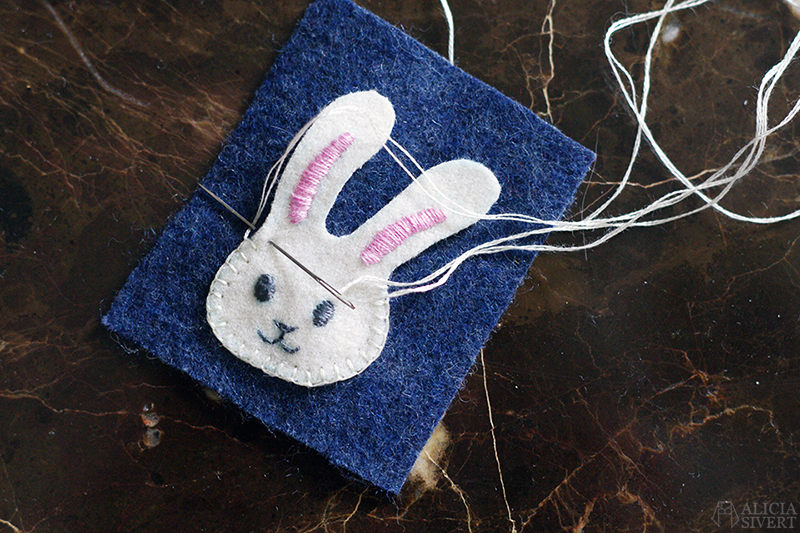 aliciasivert alicia sivert sivertsson broderi embroidery brosch brooch emoji bunny face rabbit kanin kaninemoji kaninansikte påsk easter påskpynt påskpyssel diy do it yourself gör det själv skapa skapande kreativitet outfit påskoutfit klädsel smycke accessoar handgjord handgjort handarbete