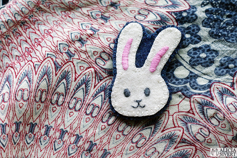 aliciasivert alicia sivert sivertsson broderi embroidery brosch brooch emoji bunny face rabbit kanin kaninemoji kaninansikte påsk easter påskpynt påskpyssel diy do it yourself gör det själv skapa skapande kreativitet outfit påskoutfit klädsel smycke accessoar handgjord handgjort handarbete