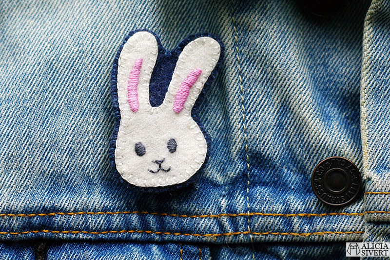 aliciasivert alicia sivert sivertsson broderi embroidery brosch brooch emoji bunny face rabbit kanin kaninemoji kaninansikte påsk easter påskpynt påskpyssel diy do it yourself gör det själv skapa skapande kreativitet outfit påskoutfit klädsel smycke accessoar handgjord handgjort handarbete