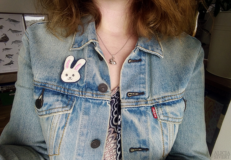 aliciasivert alicia sivert sivertsson broderi embroidery brosch brooch emoji bunny face rabbit kanin kaninemoji kaninansikte påsk easter påskpynt påskpyssel diy do it yourself gör det själv skapa skapande kreativitet outfit påskoutfit klädsel smycke accessoar handgjord handgjort handarbete