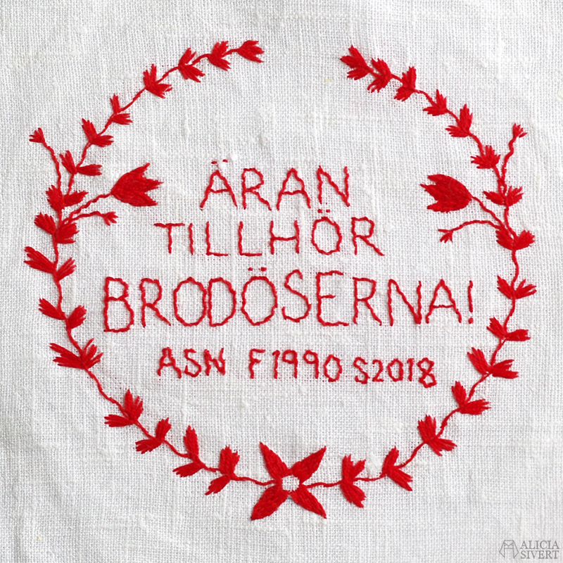 Äran tillhör brodöserna! Anundsjösöm av Alicia Sivertsson. alicia sivertsson sivert aliciasivert fritt broderi handbroderi frihandbroderi free hand embroidery needlework hoop art textile textilkonst skapa skapande kreativitet sy brodera måla med tråd blomma blommor söm landskapssöm landskapssömmar bygdebroderi stygn söm anundsjösöm anundsjö brita-kajsa karlsdotter äran tillhör gud brodöserna äthg märkning textila verk textilkonst märka signera signatur feminism 8:e mars internationella kvinnodagen rött röd garn tråd bomull linne schattérsöm förstygn sicksack under sydd konsthistoria textilhistoria kvinnohistoria