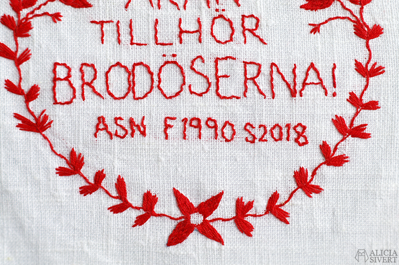 Äran tillhör brodöserna! Anundsjösöm av Alicia Sivertsson. alicia sivertsson sivert aliciasivert fritt broderi handbroderi frihandbroderi free hand embroidery needlework hoop art textile textilkonst skapa skapande kreativitet sy brodera måla med tråd blomma blommor söm landskapssöm landskapssömmar bygdebroderi stygn söm anundsjösöm anundsjö brita-kajsa karlsdotter äran tillhör gud brodöserna äthg märkning textila verk textilkonst märka signera signatur feminism 8:e mars internationella kvinnodagen rött röd garn tråd bomull linne schattérsöm förstygn sicksack under sydd konsthistoria textilhistoria kvinnohistoria