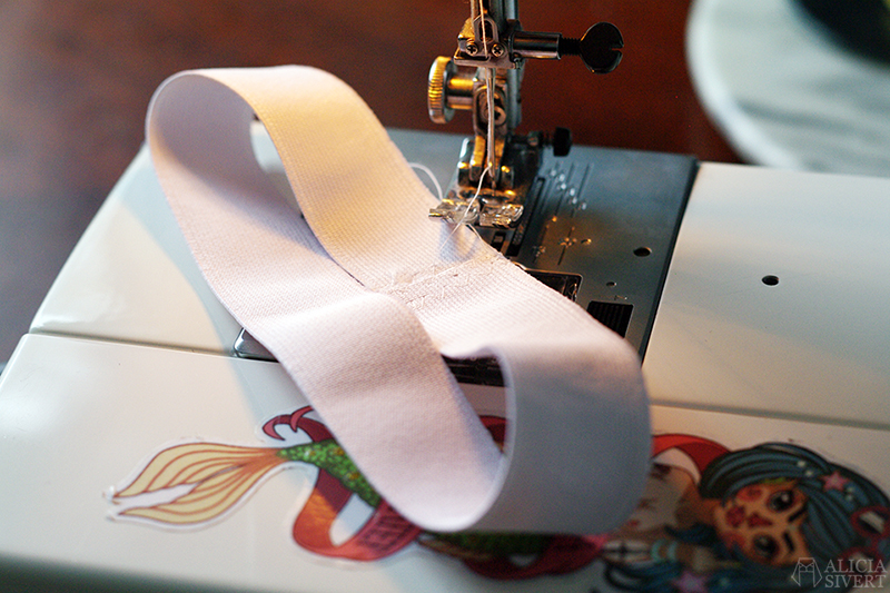aliciasivert alicia sivert sivertsson diy do it yourself tutorial beskrivning steg för steg step by step gör det själv sy sewing bokband book band pencil holder pennhållare spets resår elastic lace pennor penna bläckpenna blyertspenna anteckningsbok skissbok skrivbok bullet journal förvaring sketchbook bok book notebook skriva rita teckna skapa skapande kreativitet