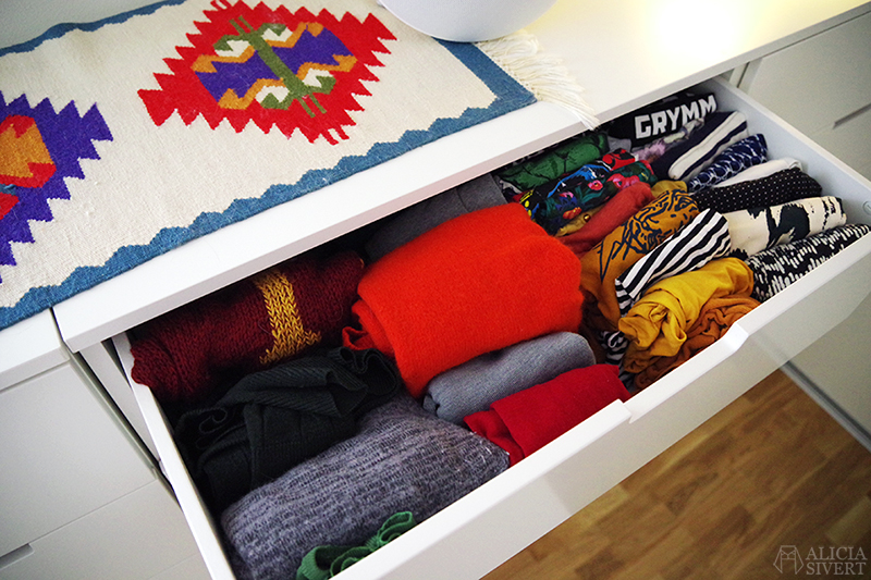 KonMari kläder - www.aliciasivert.se KonMari kläder: före rensning - www.aliciasivert.se // rensa ut hemma organisera laga kläder före efter inspiration marie kondo konmari-metoden metod metoden