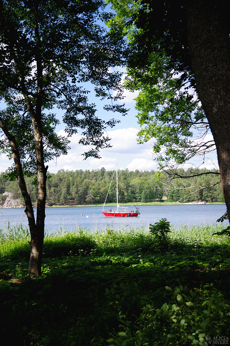 Röd båt i Farstaviken - www.aliciasivert.se