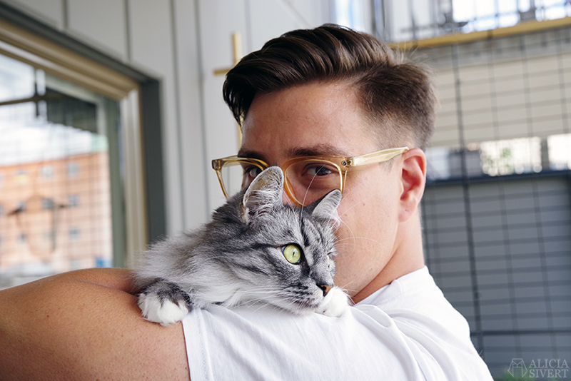 Andreas och katten Vifslan - www.aliciasivert.se