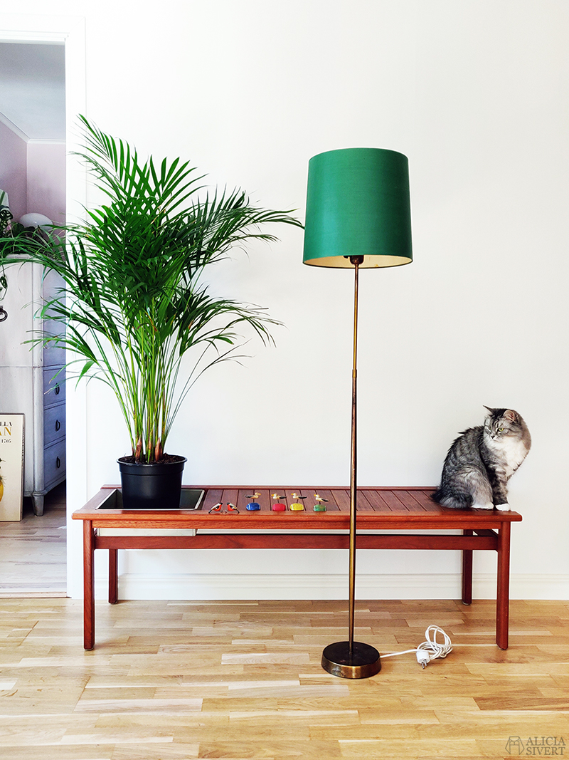 Fynd: Blombänk i teak och lampfot i mässing. Auktion med Gustavsbergs auktionskammare på Bistro Gustavsberg - www.aliciasivert.se