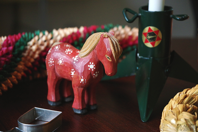 Julens första loppisfynd - www.aliciasivert.se // jul loppis begagnade julsaker begagnat julpynt pynt hållbart återbruk återanvändning second hand häst i trä trähäst Stjärnan julgransfot som ljusstake