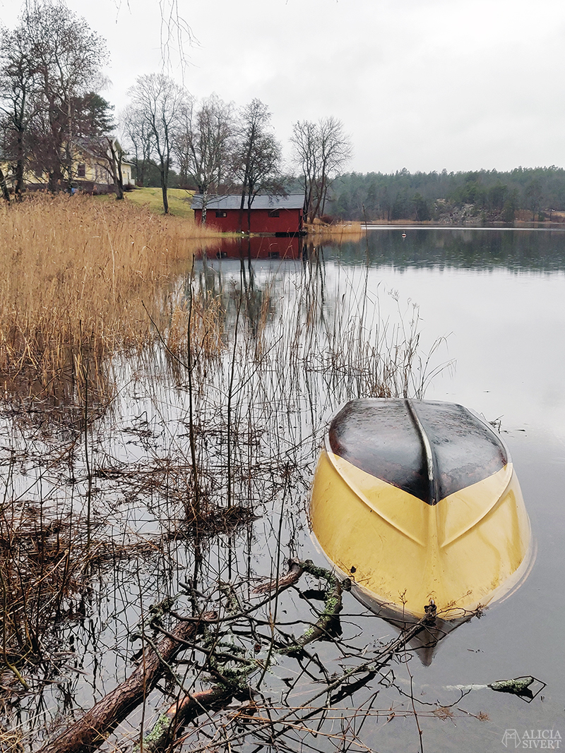 Båt i Farstaviken, januari i Gustavsberg - www.aliciasivert.se