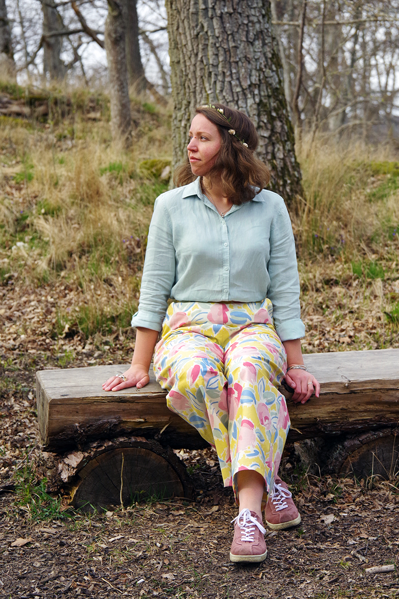 Blommiga vårbyxor i gult, rosa och blått. Sydda i återbrukat Laura Ashley-tyg av Alicia Sivertsson - www.aliciasivert.se // Byxmönster av Ethel Jonsson, foto av Andreas Fagerström. återbruk sy sömnad loppat loppistyg begagnat sy kläder skapa egna skapande textil klädsömnad byxa byxor vårig våriga