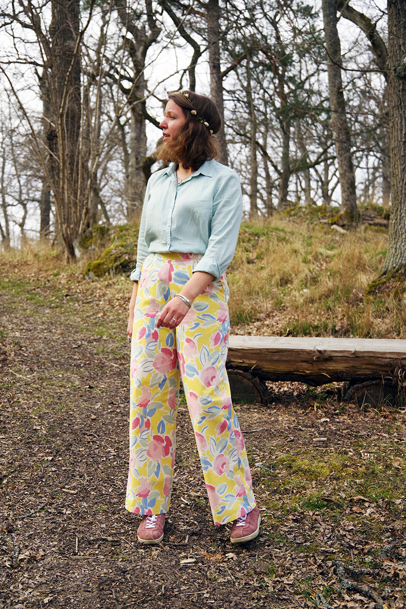 Blommiga vårbyxor i gult, rosa och blått. Sydda i återbrukat Laura Ashley-tyg av Alicia Sivertsson - www.aliciasivert.se // Byxmönster av Ethel Jonsson, foto av Andreas Fagerström. återbruk sy sömnad loppat loppistyg begagnat sy kläder skapa egna skapande textil klädsömnad byxa byxor vårig våriga