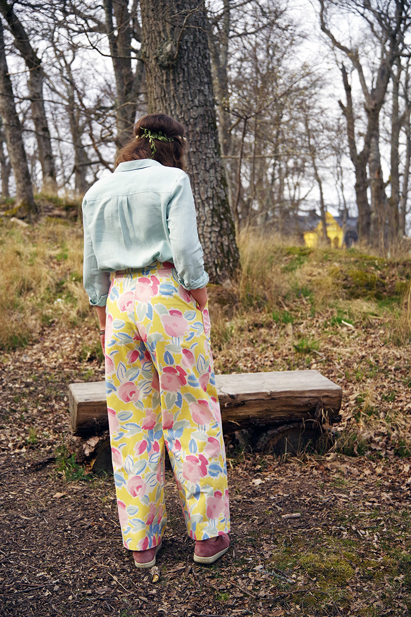Blommiga vårbyxor i gult, rosa och blått. Sydda i återbrukat Laura Ashley-tyg av Alicia Sivertsson - www.aliciasivert.se // Byxmönster av Ethel Jonsson, foto av Andreas Fagerström. återbruk sy sömnad loppat loppistyg begagnat sy kläder skapa egna skapande textil klädsömnad byxa byxor vårig våriga