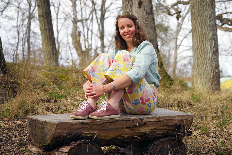 Blommiga vårbyxor i gult, rosa och blått. Sydda i återbrukat Laura Ashley-tyg av Alicia Sivertsson - www.aliciasivert.se // Byxmönster av Ethel Jonsson, foto av Andreas Fagerström. återbruk sy sömnad loppat loppistyg begagnat sy kläder skapa egna skapande textil klädsömnad byxa byxor vårig våriga