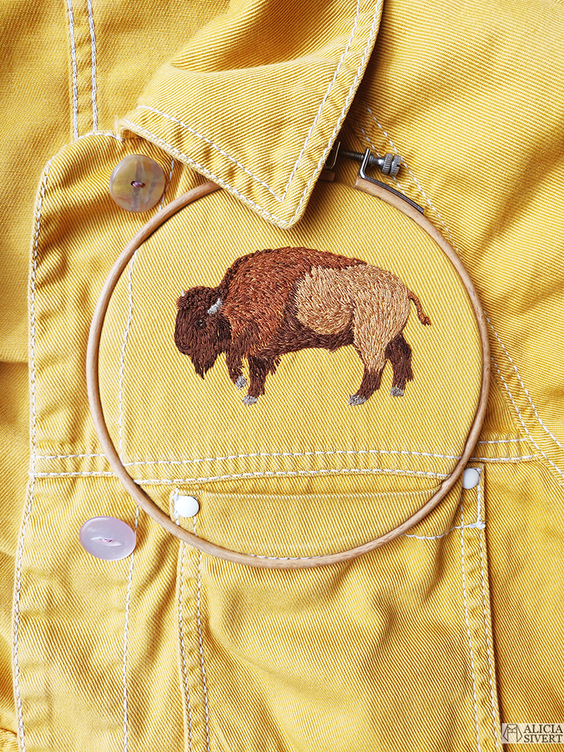Broderi bisonoxe på gul jacka - www.aliciasivert.se