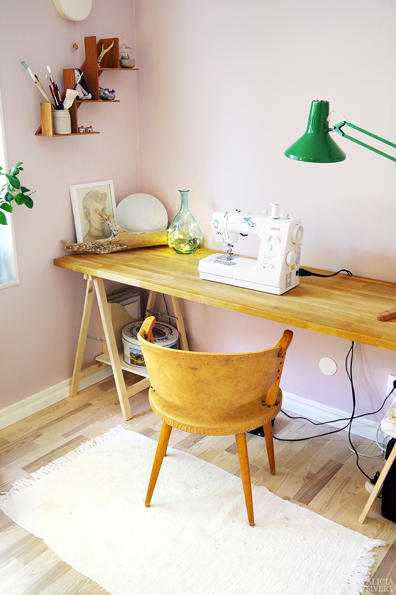 Tack för i sommar, Ateljén - www.aliciasivert.se // hobbyrum ateljé rosa rum tavlor inredning inreda med loppisfynd begagnad begagnat second hand skrivbord bockar bockbord symaskin