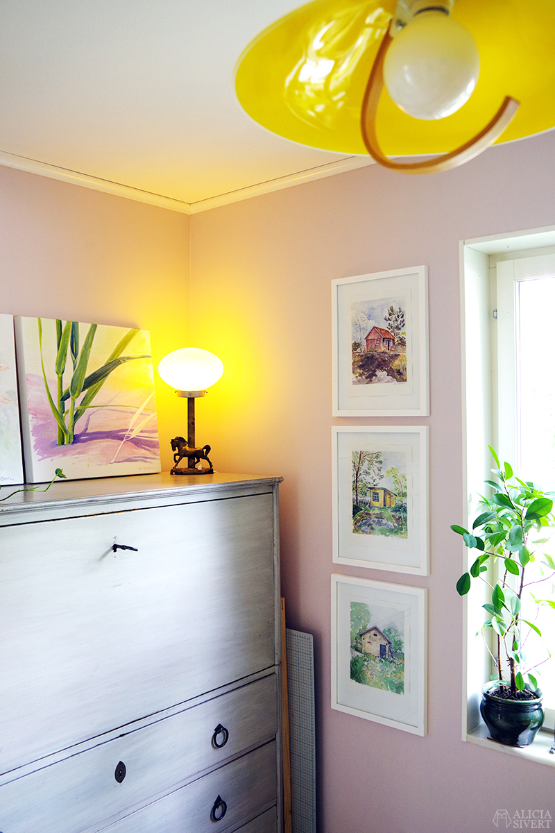 Tack för i sommar, Ateljén - www.aliciasivert.se // hobbyrum ateljé rosa rum chiffonjé chiffonjén sekretär tavlor inredning inreda med loppisfynd begagnad begagnat second hand