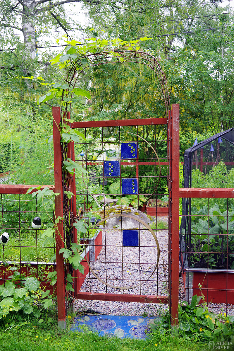 Grind till köksträdgården, byggd av armeringsnät. Mammas trädgård - www.aliciasivert.se