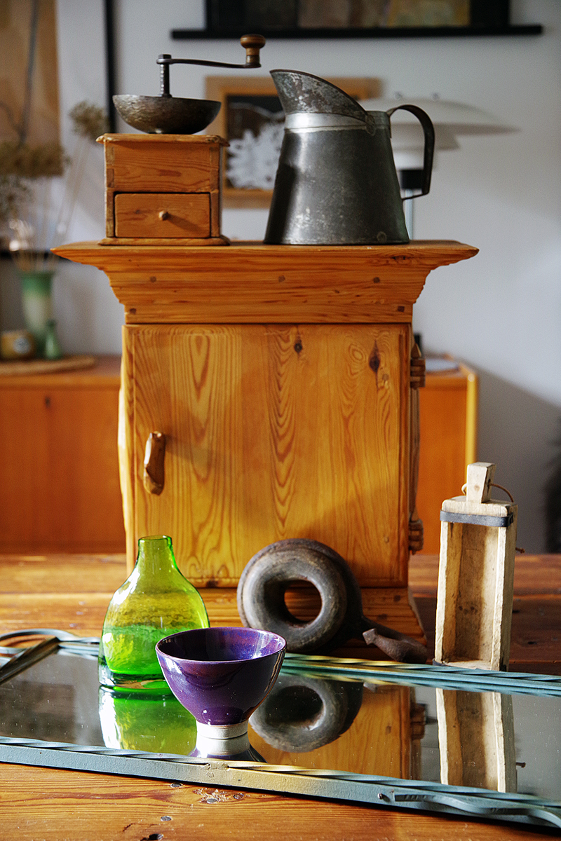 Auktionsfynd från slagauktion med Gustavsbergs auktionskammare, september 2021. Ett furuskåp, kaffekvarn, grön vas, tomas stöfling skål, plåtkanna , maskburk spegel, krok