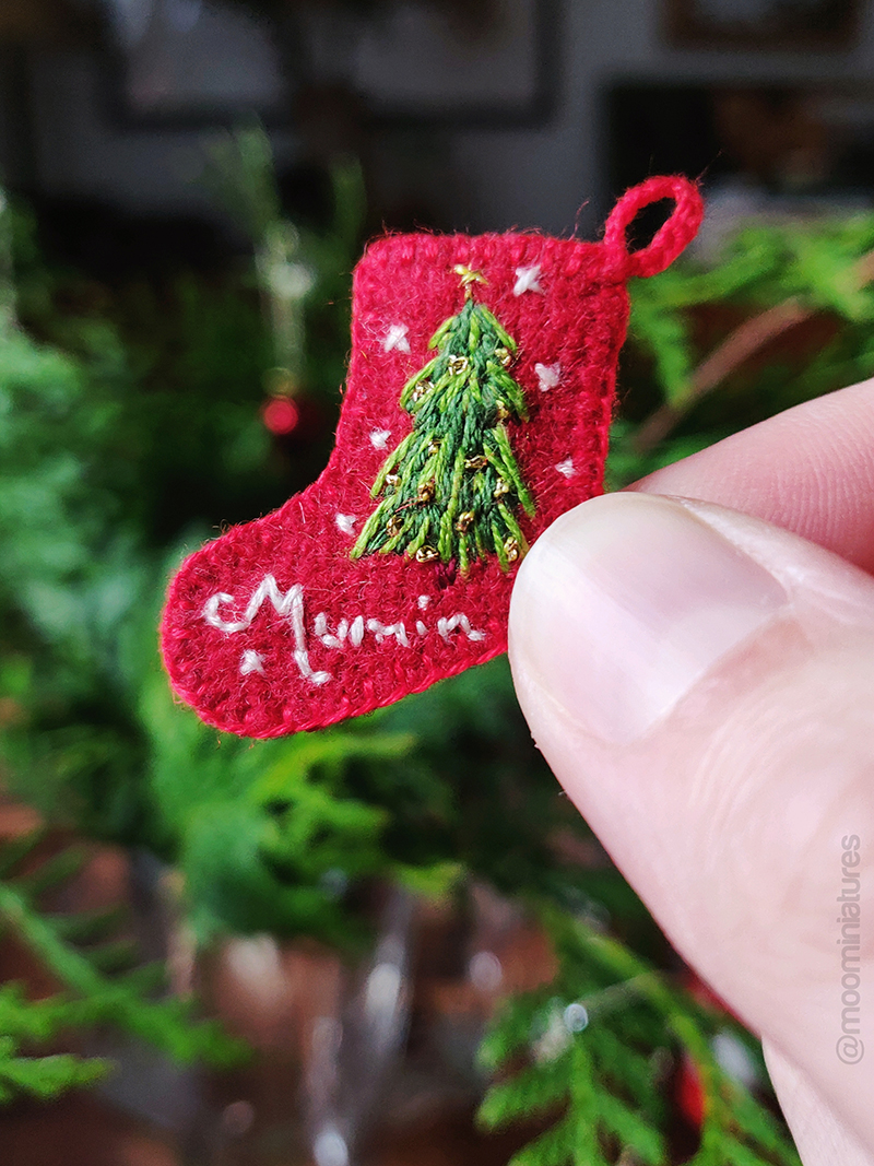 Jul i Mumindalen - www.aliciasivert.se // jul muminhus muminhuset moomin house miniatyr miniature miniatures broderad julstrumpa mumin