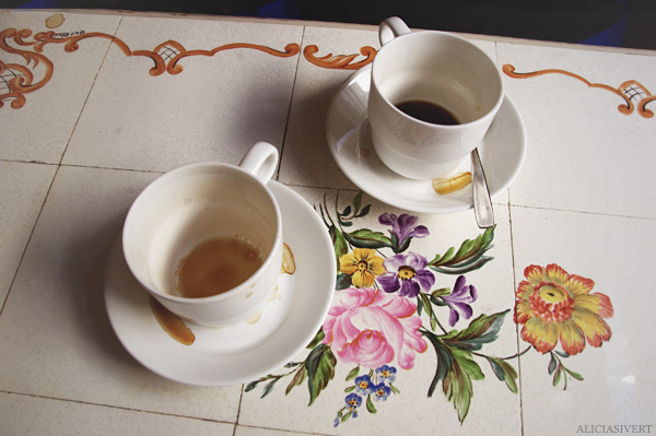 Vetekatten aliciasivert alicia sivertsson coffee cup cups fika kaffe kaffekopp kopp koppar kaffekoppar porslin målning blommor porcelain flowers flower painting