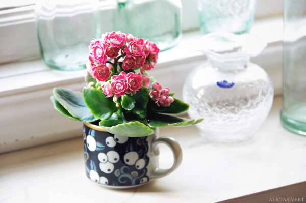 Mumindalen blir en djungel aliciasivert alicia sivertsson flower flowers arabia cup coffee cup glass vase