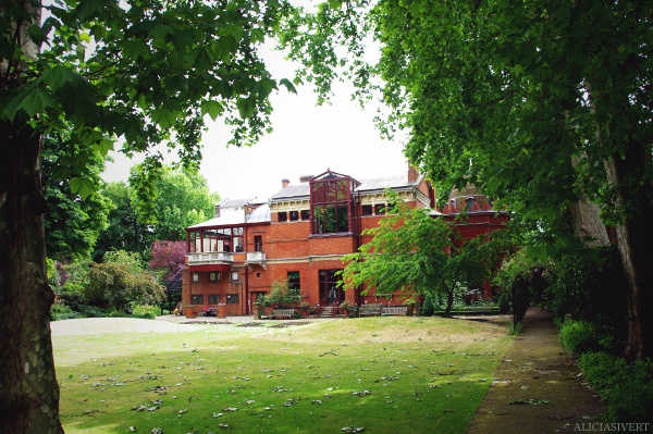 aliciasivert, alicia sivertsson, england, london, lord leighton, fredric leighton, house, building, brick house, windows, ivy, trees, street, place, tegelhus, tegel, hus, plats, hem, fönster, klätterväxter, murgröna, gata