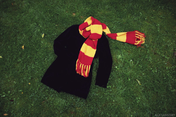 aliciasivert, Alicia Sivertsson, Harry Potter, Hogwarts, Gryffindor, scarf, knit, knitting, red, yellow, stripes, fringe, shawl, fan art, handicraft, handcraft, pyssel, hantverk, elevhem, halsduk, harry potterhalsduk, gryffindorhalsduk, röd, gul, randig, frans, sticka, stickning, stickad