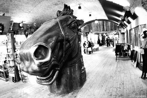 aliciasivert, Alicia Sivertsson, London, svartvitt, black and white, camden town, horse head, hästhuvud