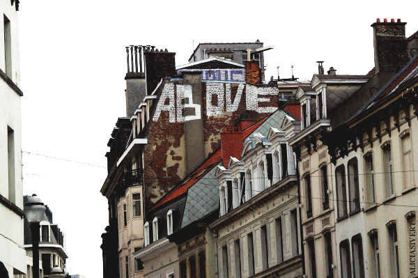 aliciasivert, alicia sivertsson, street art, graffiti, gatukonst, klotter, tags, bussels, bruxelles, bryssel, stencil, schablon, hus, building, roof top, above