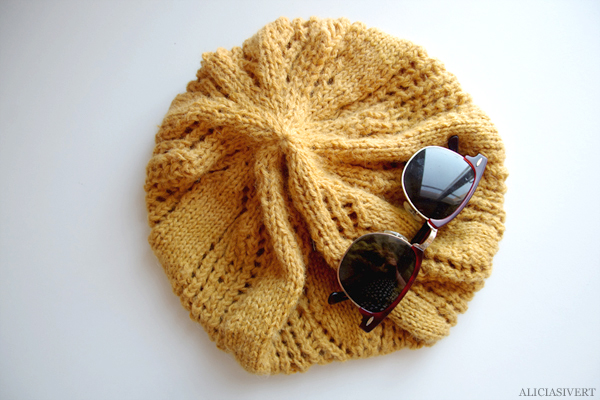 aliciasivert, alicia sivertsson, knitting, knit, handicraft, handcraft, yellow, mustard, yarn, flower, skicka, skickning, rundstickor, garn, senapsgul, alpacka, alpacca, clubmasters, ray ban, glasses, basker, hat, beret, basque