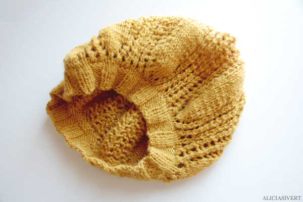 aliciasivert, alicia sivertsson, knitting, knit, handicraft, handcraft, yellow, mustard, yarn, flower, skicka, skickning, rundstickor, garn, senapsgul, alpacka, alpacca, basker, hat, beret, basque