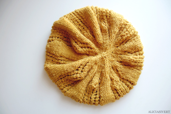 aliciasivert, alicia sivertsson, knitting, knit, handicraft, handcraft, yellow, mustard, yarn, flower, skicka, skickning, rundstickor, garn, senapsgul, alpacka, alpacca, basker, hat, beret, basque