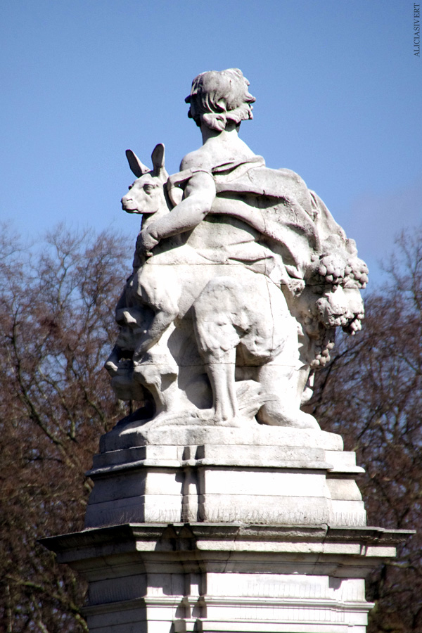 aliciasivert, alicia sivertsson, london, england, buckingham palace, statue, staty