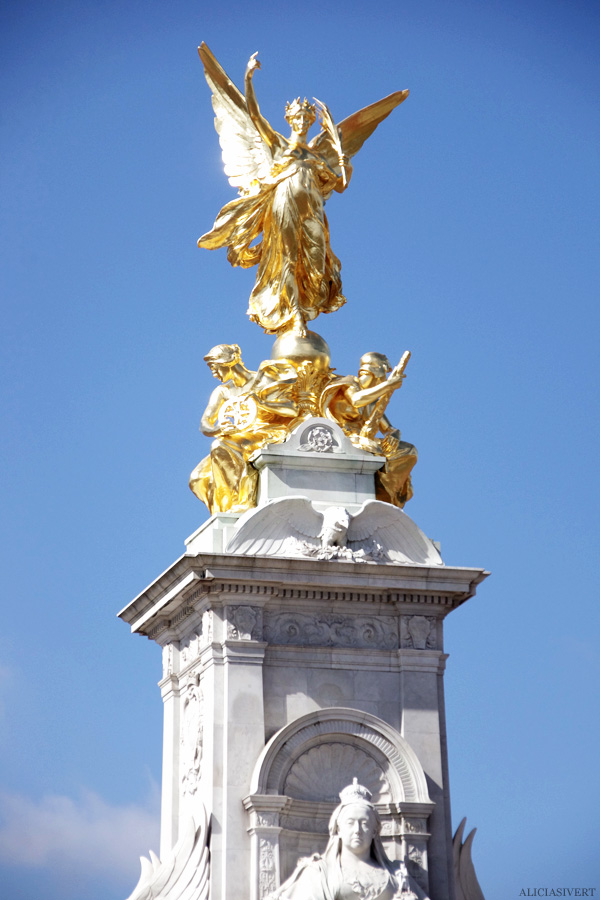 aliciasivert, alicia sivertsson, london, england, buckingham palace, statue, staty