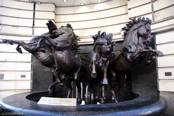 aliciasivert, alicia sivertsson, london, england, piccadilly circus, horses, statue, hästar, häststaty, staty