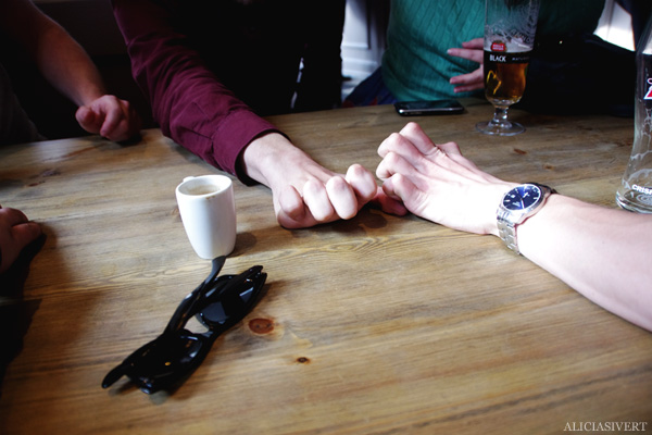 aliciasivert, alicia sivertsson, london med grabbarna, england, pub, beer, hands