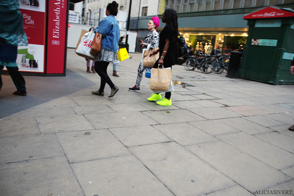 aliciasivert, alicia sivertsson, london med grabbarna, england, turban, neon shoes, skor