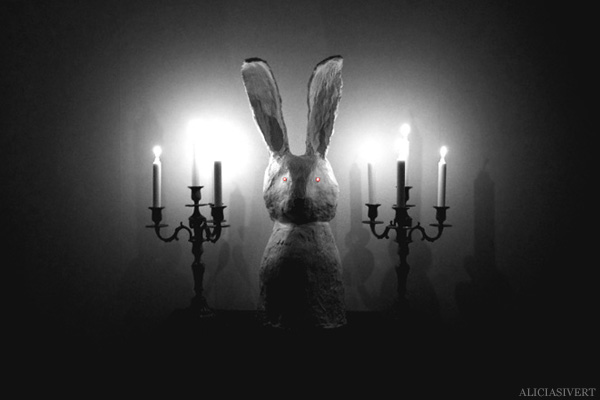 aliciasivert, alicia sivertsson, skulptur, kanin, underlandet, sculpture. wonderland, rabbit, bunny, hare, hönsnät, gips, gypsum, lysdioder, diod, dioder, ögon, candles, candelabra, candelabrum, kandelaber, tända ljus, levande, stearingljus, devil bunny, devil rabbit, djävulskaninen, occult