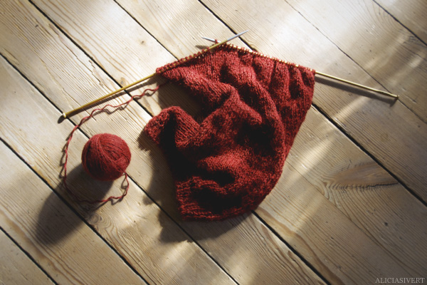 aliciasivert, alicia sivertsson, knitting, knit, yarn, handicraft, craft, handcraft, red, maroon, weasley sweater, harry potter, weasleytröja, tröja, framstycke, stickning, sticka, handarbete, hantverk, garn, stickor