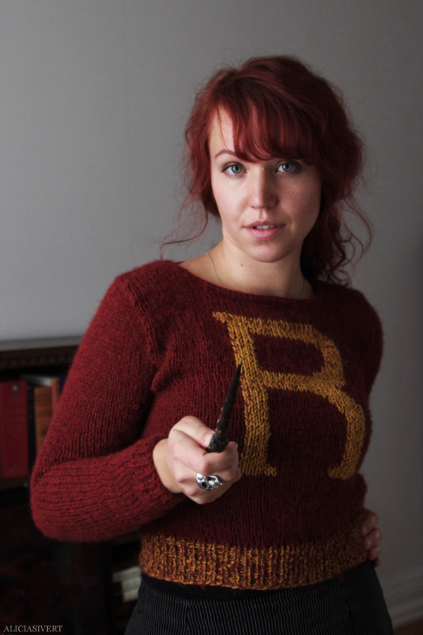 aliciasivert, alicia sivert, alicia sivertsson, knitting, knit, yarn, handicraft, craft, handcraft, red, maroon, weasley sweater, harry potter, weasleytröja, tröja, stickning, sticka, handarbete, hantverk, garn, stickor, redhead, red hair, skull ring, dödskallering, rödhårig, ginger, trollstav, wand, alster, gryffindor scarf, gryffindorhalsduk, halsduk, elevhem