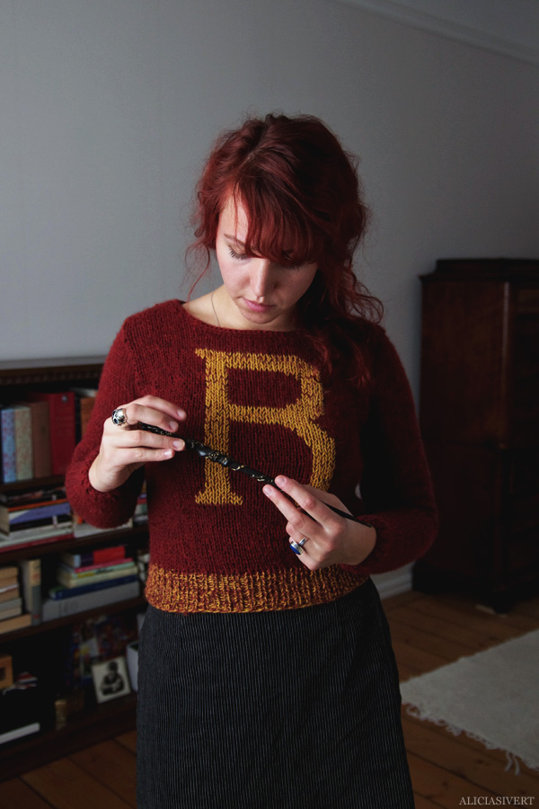 aliciasivert, alicia sivert, alicia sivertsson, knitting, knit, yarn, handicraft, craft, handcraft, red, maroon, weasley sweater, harry potter, weasleytröja, tröja, stickning, sticka, handarbete, hantverk, garn, stickor, redhead, red hair, skull ring, dödskallering, rödhårig, ginger, trollstav, wand, alster