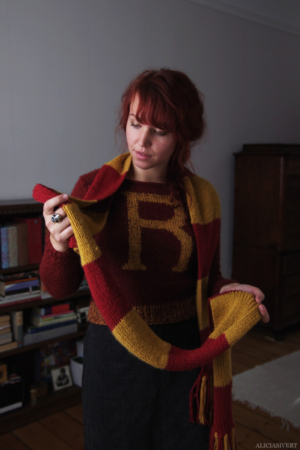 aliciasivert, alicia sivert, alicia sivertsson, knitting, knit, yarn, handicraft, craft, handcraft, red, maroon, weasley sweater, harry potter, weasleytröja, tröja, stickning, sticka, handarbete, hantverk, garn, stickor, redhead, red hair, skull ring, dödskallering, rödhårig, ginger, trollstav, wand, alster, gryffindor scarf, gryffindorhalsduk, halsduk, elevhem