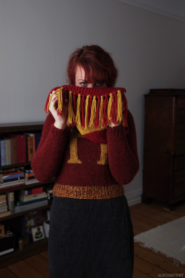 aliciasivert, alicia sivert, alicia sivertsson, knitting, knit, yarn, handicraft, craft, handcraft, red, maroon, weasley sweater, harry potter, weasleytröja, tröja, stickning, sticka, handarbete, hantverk, garn, stickor, redhead, red hair, skull ring, dödskallering, rödhårig, ginger, trollstav, wand, alster, gryffindor scarf, gryffindorhalsduk, halsduk, elevhem